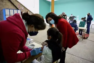Vacunación a niñós en Cataluña. Europapress