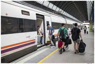 Viajeros subiendo a un tren RENFE Archivo