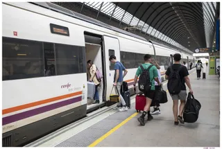 Viajeros subiendo a un tren RENFE Archivo
