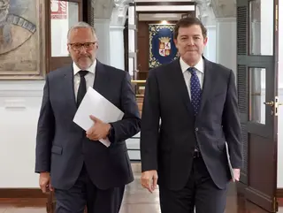 Miriam Chacón / ICAL . El presidente de la Junta de Castilla y León, Alfonso Fernández Mañueco, acompañado por el vicepresidente primero y consejero de Desregulación, Familia y Ayudas Sociales, Carlos Pollán, presenta las principales novedades de la Ley de Medidas Tributarias, Financieras y Administrativas para 2027