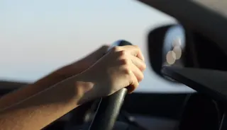 Un conductor al volante. Foto EP