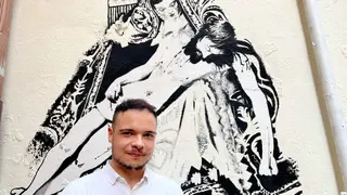 El artista zamorano Saúl Alijas pinta un nuevo mural de 'Zamora variopinta', dedicado a Nuestra Madre de las Angustias. ICAL.