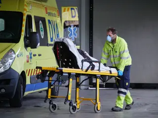 Miembros de una ambulancia del DYA Navarra procede al traslado de un paciente en el Complejo Hospitalario de Navarra durante a Pandemia Covid-19 en Abril 28, 2020 en Pamplona, Navarra, España