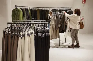Una mujer ve la ropa en una tienda Rober Solsona Europa Press Archivo