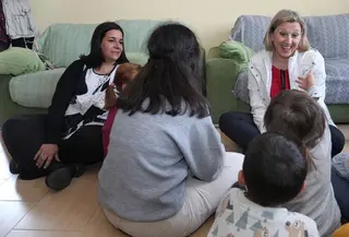 Isabel Blanco con niños. Foto ICAL.Archivo