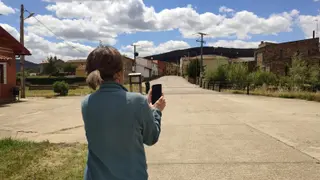 Una mujer trata de encontrar cobertura con su teléfono móvil. Archivo