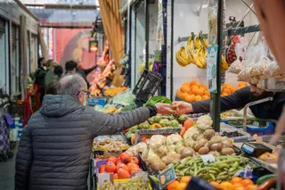 Un hombre en un puesto de un mercado de abastos realiza sus compras María José López Europa Press Archivo