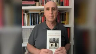 Paulino Guerra con su obra