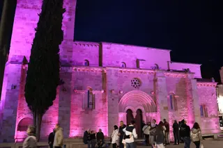 Iglesia de Santiago el Burgo iluminada de rosa (1)