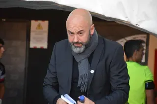 David Movilla salta al campo en ell partido frente al Racing de Santander
