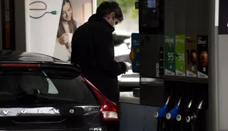 Repostaje en una gasolinera. EP