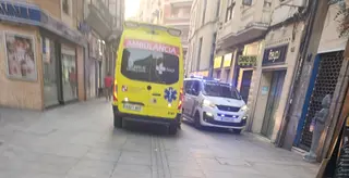 Ambulancia y Policía Local en el lugar de los hechos