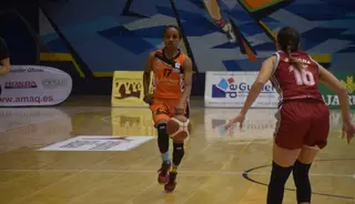 Morgan Green sube el balón a campo contrario