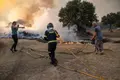      Un bombero y dos vecinos trabajan en la extinción del incendio de Losacio, a 17 de julio de 2022 Foto: Europa Press