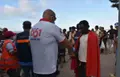 Cientos de personas migrantes reciben atención sanitaria de profesionales del INGESA y voluntarios de Cruz Roja, en la playa del Trampolín en Ceuta. Gabriela Sardá Núñez. Europa Press