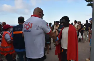 Cientos de personas migrantes reciben atención sanitaria de profesionales del INGESA y voluntarios de Cruz Roja, en la playa del Trampolín en Ceuta. Gabriela Sardá Núñez. Europa Press