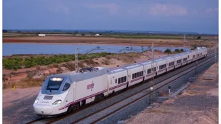 Un tren de Renfe | RENFE  Archivo