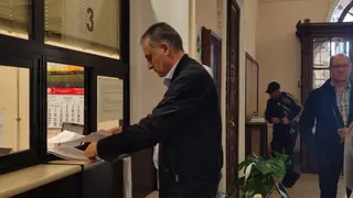 Registro de las firmas de los vecinos de La Vaguada en el Ayuntamiento