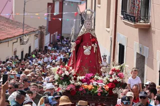 La Virgen de la Concha a la salida de la iglesia de San Antolín