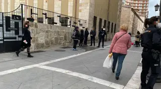Agentes a la Policía Nacional identifican a los autores de las pintadas. Archivo