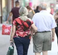 Imagen de un pareja mayor paseando por la calle