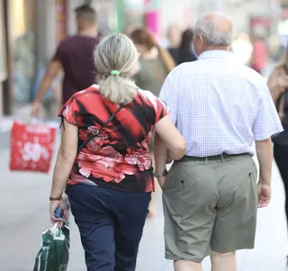 Imagen de un pareja mayor paseando por la calle