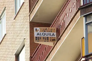 Cartel alquiler vivienda.Archivo