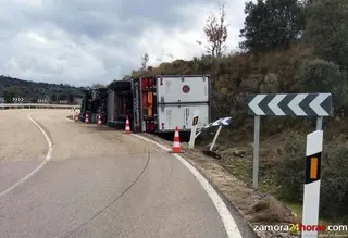 El aparatoso vuelco de un camión en un puente sobre el Tera provoca problemas circulatorios en la N-631