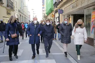 José Luis Martínez-Almeida recorre la calle Santa Clara