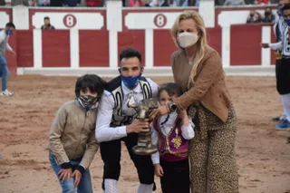 Tororo recibe el trofeo de campeón.