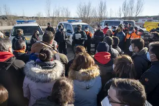 Medio millar de personas baten el pinar junto a la N-122 y la orilla del Duero para encontrar pistas sobre Esther López en una búsqueda hasta ahora infructuosa