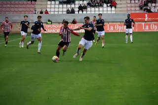 Jaime Sancho en una jugada del Zamora CF Bilbao Athletic | S.R.