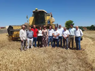 El Consejero Joaquín Antonio Pino (centro) Con Representantes Sindicales Agrarios Y Autoridades Políticas Provinciales.