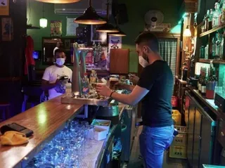 Un camarero en un bar Juan Manuel Serrano Arce Europa Press