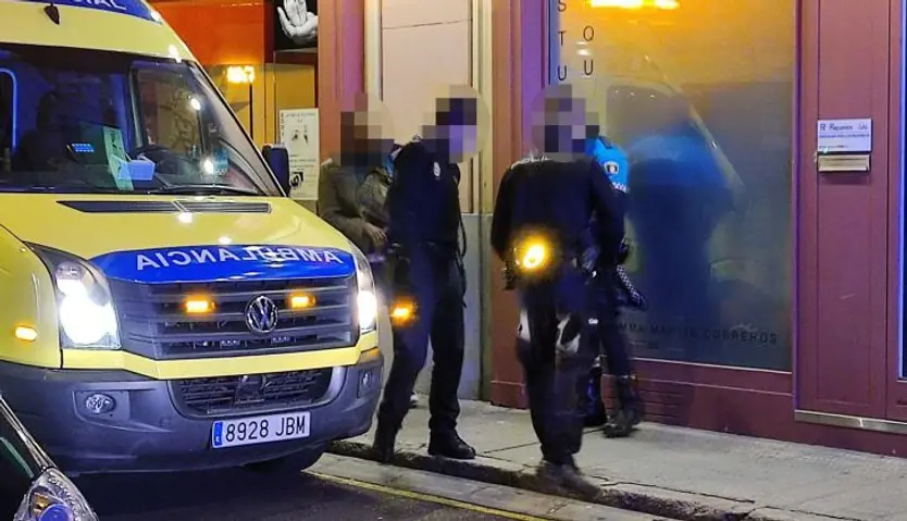 Policía y ambulancia en el lugar de los hechos