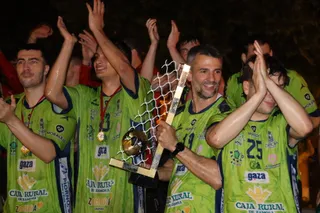 Guille García, con el trofeo durante la celebración del ascenso | Carlos G. Rodríguez