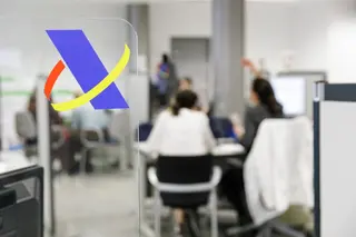 Varias personas son atendidas en la Agencia Tributaria para presentar la declaración de la renta EP Archivo