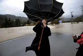 Lluvia viento paraguas