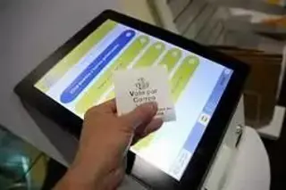 Una persona con un ticket de voto por correo en la oficina de Correos. Jesús Hellín Europa Press Archivo