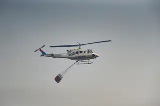 Un helicóptero trabaja en las labores de extinción del incendio, a 24 de julio de 2026, en Burgohondo, Ávila, Castilla y León (España)- Mateo Lanzuela - Europa Press