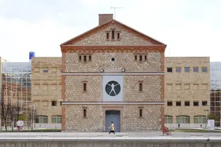 Imagen de la entrada a la biblioteca del Campus Viriato de Zamora