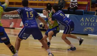 Nico Bono trata de superar a un rival