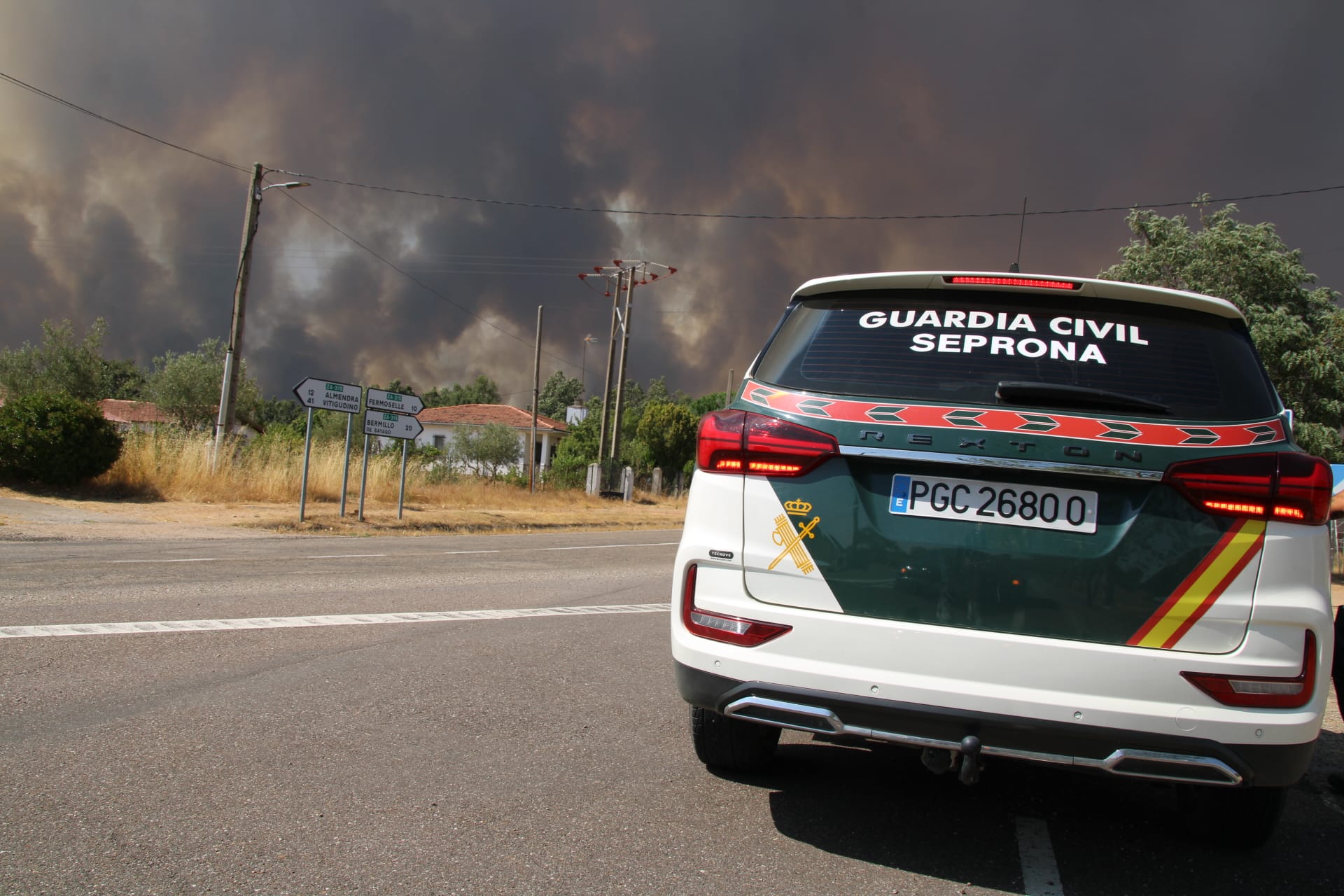 Veh&iacute;culo de SEPRONA en Cibanal, durante el incendio De Fermoselle. S24 H