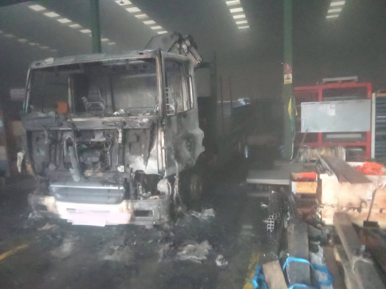 Arde un cami&oacute;n en el interior de una nave industrial en Benavente