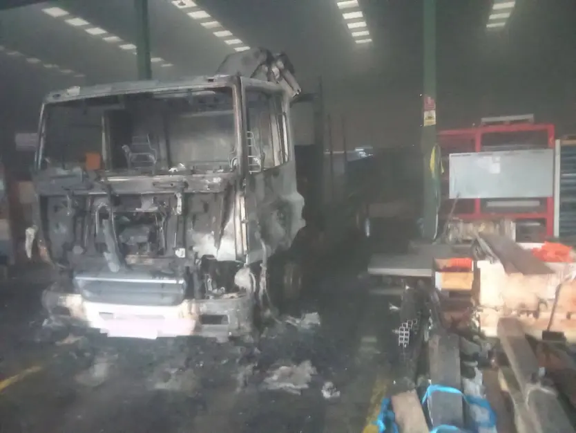 Arde un camión en el interior de una nave industrial en Benavente