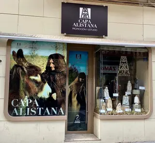Esculturas de Ricardo Flecha para el escaparate de la Asociación para la Promoción y el Estudio de la Capa Alistana
