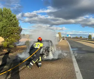 Arde un turismo en la A-52 en Zamora sentido Galicia