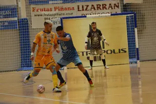 Malaguti mantiene el balón ante un defensor del Peñíscola