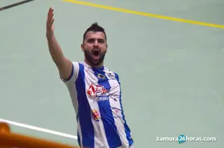 Charlie celebrando un gol con el Atlético Benavente
