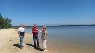 Visita de la Delegada de la Junta a la Playa de Villardeciervos